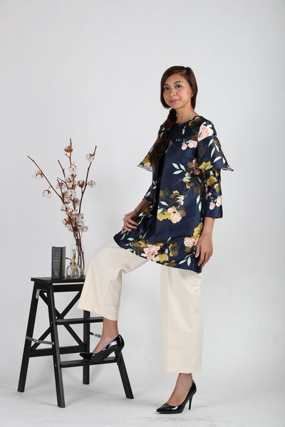 Melrose Label: Adena Floral Top in Galaxy Deep Blue